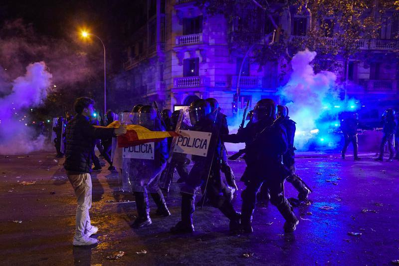 La Policía carga contra los radicales en una noche de mucha tensión