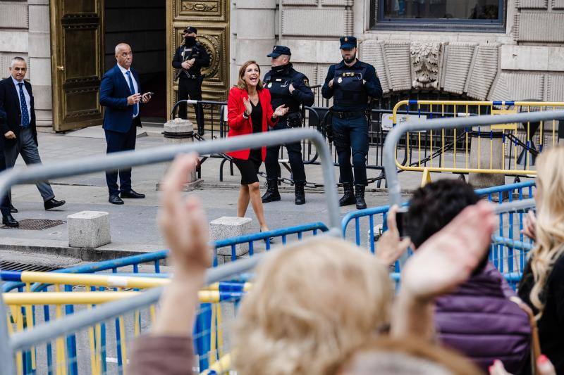 La diputada nacional de Vox por Málaga, Patricia Rueda, anima a las personas que se manifiestan contra la investidura de Pedro Sánchez