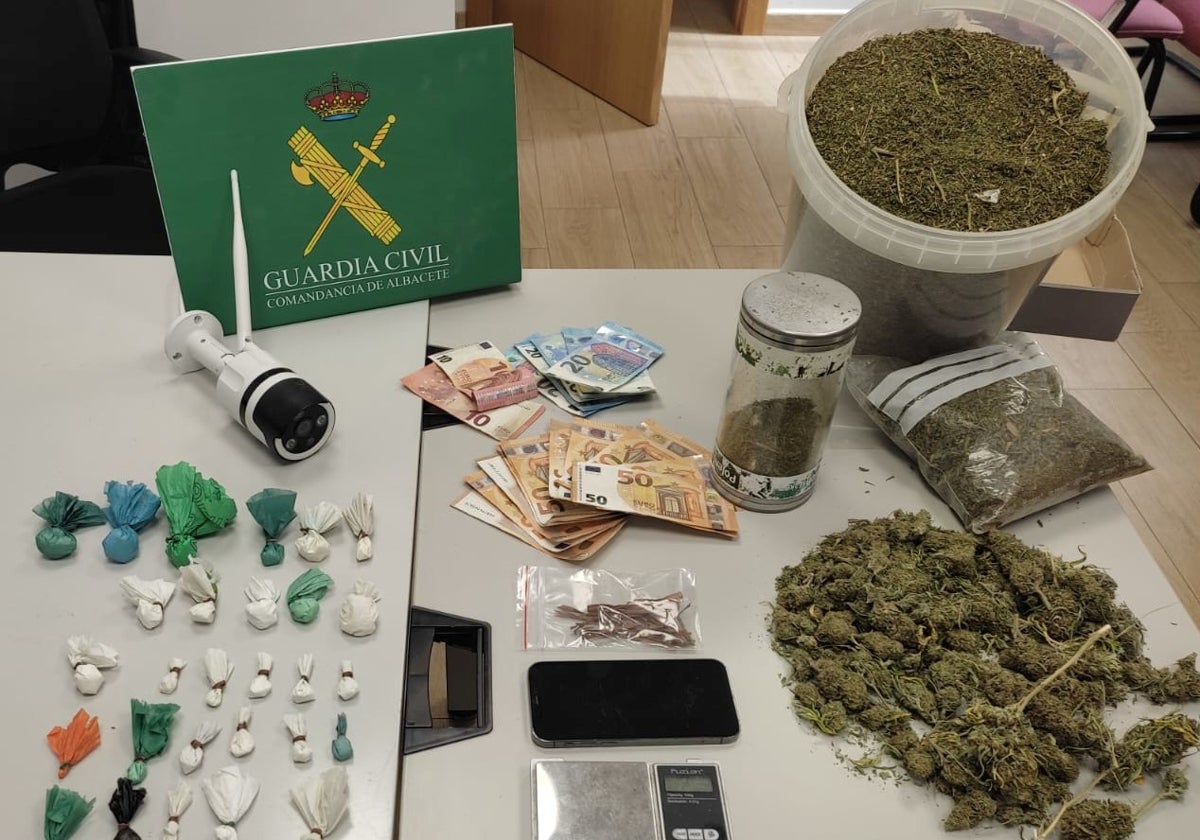 Desarticulan un punto de venta de droga en Villarrobledo, con 3.910 dosis de cocaína y marihuana incautados