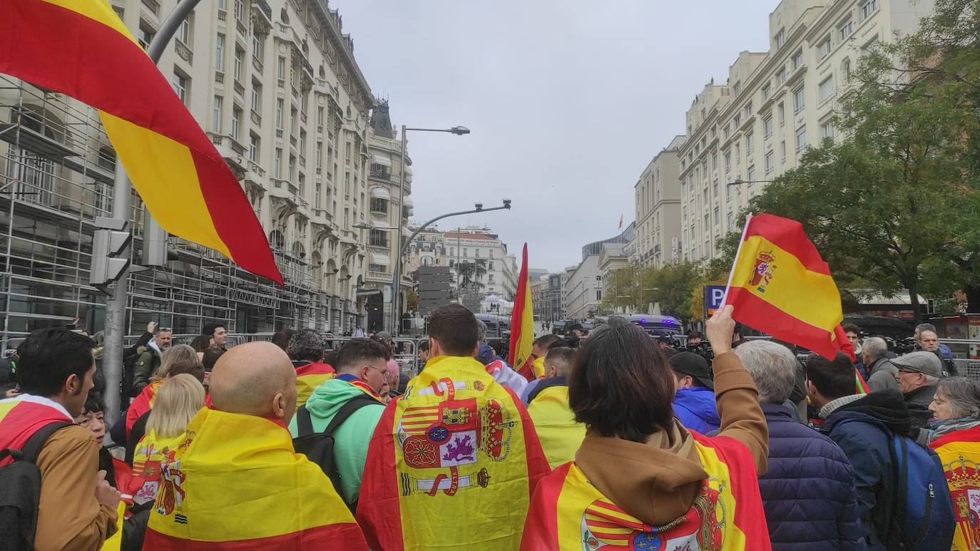 Manifestantes cerca del Congreso de los Diputados