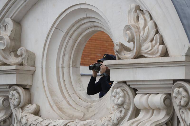 Un policía vigila desde el tejado de un edificio los alrededores del Congreso de los Diputados