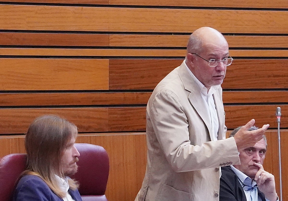 Francisco Igea durante un pleno de las Cortes con el resto de procuradores del Grupo Mixto