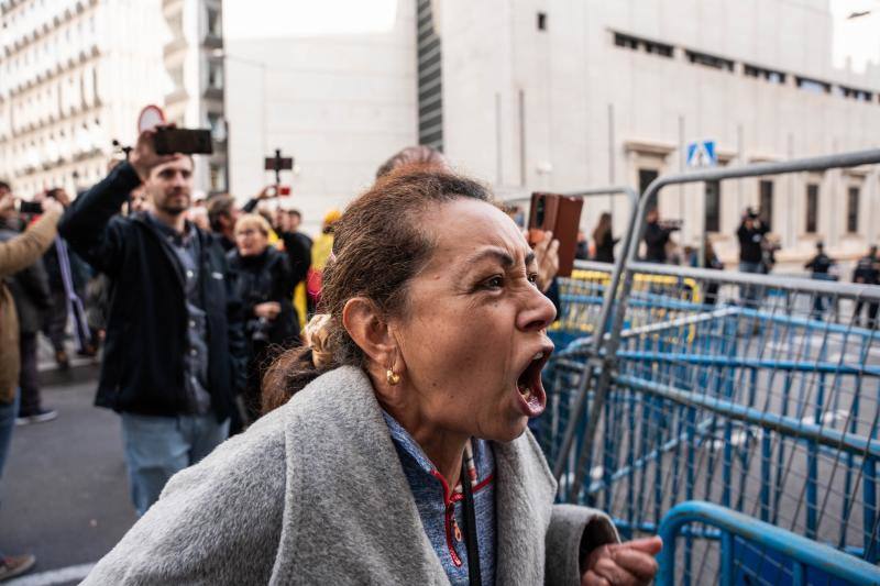 Una manifestante grita a los políticos que salen del Congreso
