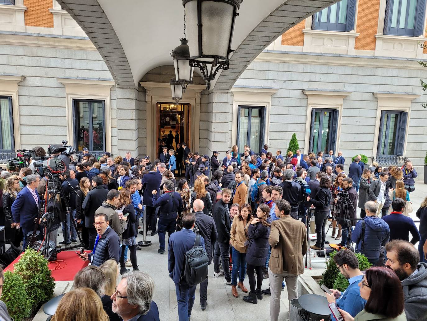 El patio del Congreso de los Diputados minutos antes de que comience la investidura de Pedro Sánchez