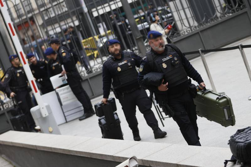 Dos policías equipados acceden al recinto del Congreso de los Diputados antes de la celebración del primer día del debate de investidura