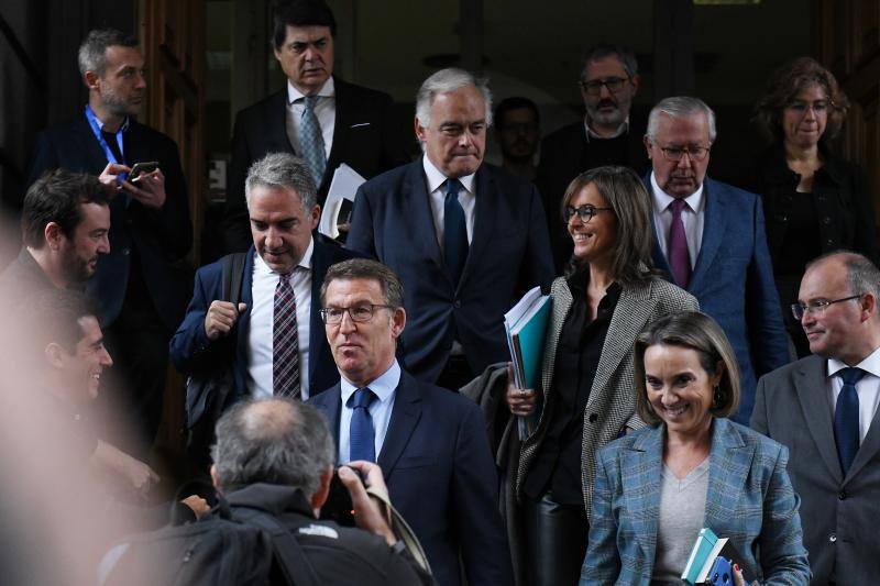 El presidente del Partido Popular, Alberto Núñez Feijóo (1i) y la secretaria general del partido, Cuca Gamarra, a su llegada a la primera sesión del debate de investidura de Pedro Sánchez