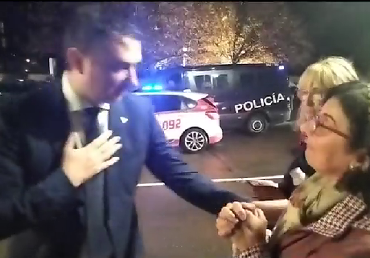 El funcionario de la UE durante su charla con la mujer que le explicó por qué protestaban