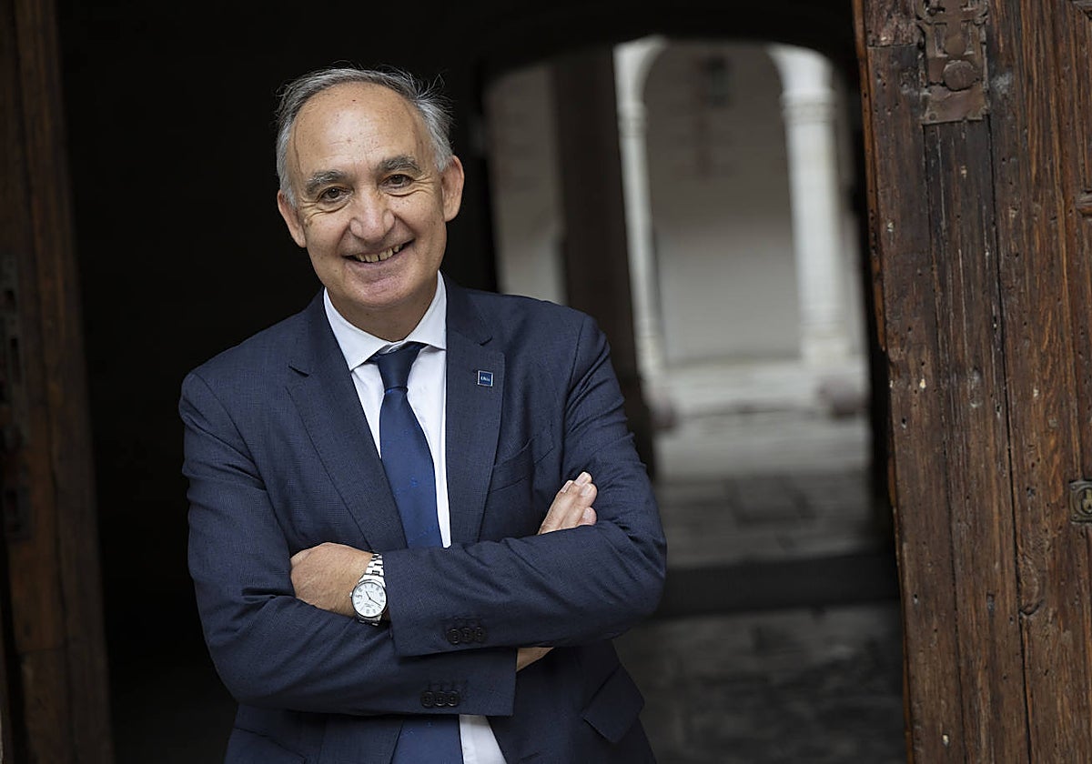 El rector Antonio Largo Cabrerizo, durante la entrevista con ABC