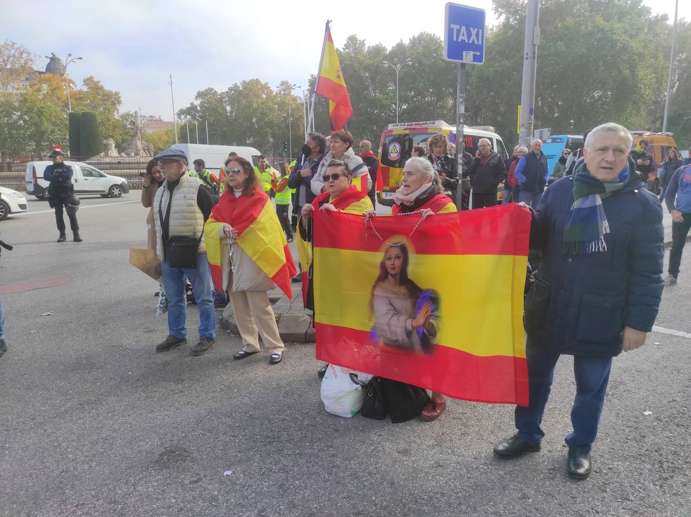 Manifestantes a la altura de Neptuno rezan mientras siguen los cánticos contra Pedro Sánchez y la prensa