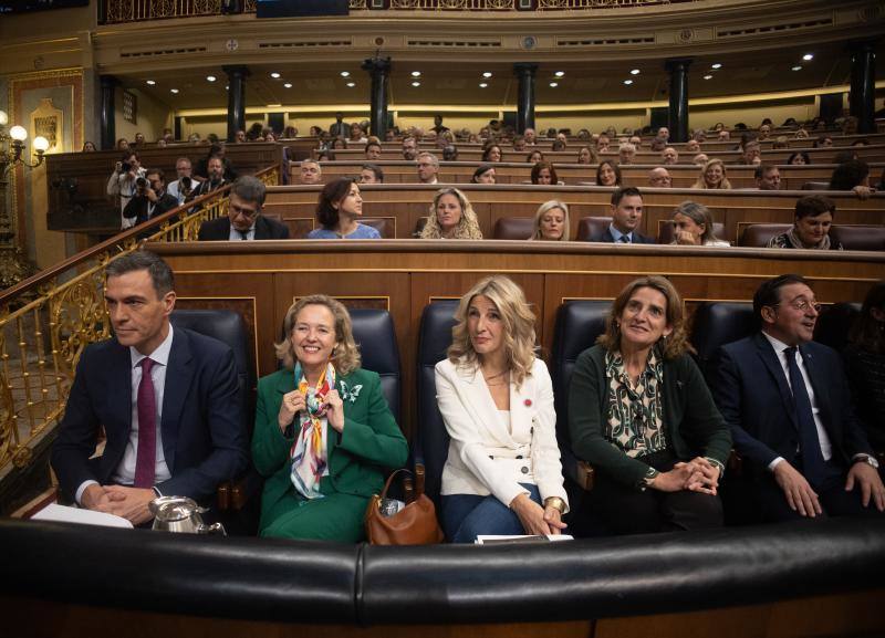 El presidente del Gobierno en funciones y candidato a la reelección, Pedro Sánchez; la vicepresidenta primera y ministra de Asuntos Económicos y Transformación Digital, Nadia Calviño; la líder de Sumar y vicepresidenta segunda y ministra de Trabajo y Economía Social en funciones, Yolanda Díaz; la vicepresidenta tercera y ministra para la Transición Ecológica y el Reto Demográfico en funciones, Teresa Ribera, y el ministro de Exteriores, Unión Europea y Cooperación en funciones, José Manuel Albares