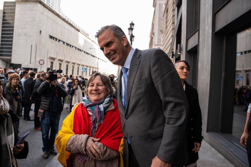 El portavoz de Vox en el Ayuntamiento de Madrid, Javier Ortega Smith, se hace una fotografía con una mujer durante una manifestación contra la investidura de Pedro Sánchez