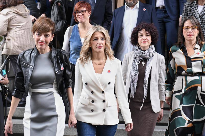 La portavoz de Sumar en el Congreso, Marta Lois; la líder de Sumar, Yolanda Díaz y la diputada de Sumar, Aina Vidal. Todas llevan un pin de una sandía, símbolo del apoyo a Palestina
