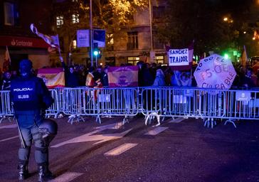 Las protestas en Ferraz tras la primera jornada de la investidura de Sánchez se saldan con 15 detenidos y 9 heridos