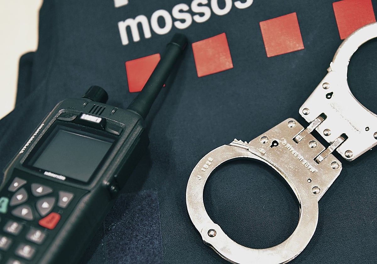 Esposas y un chaleco de la Policía catalana