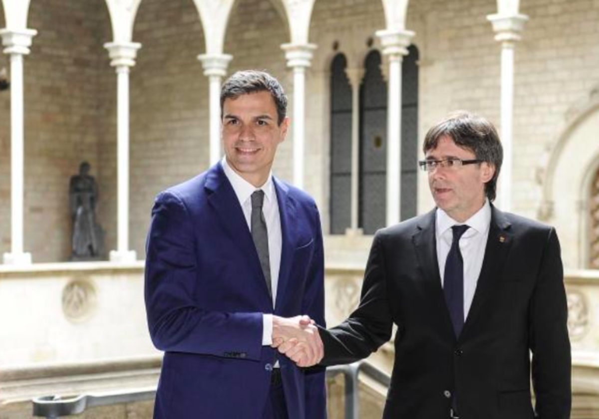 Pedro Sánchez y Carles Puigdemont, en el Palacio de la Generalitat el 15 de marzo de 2016