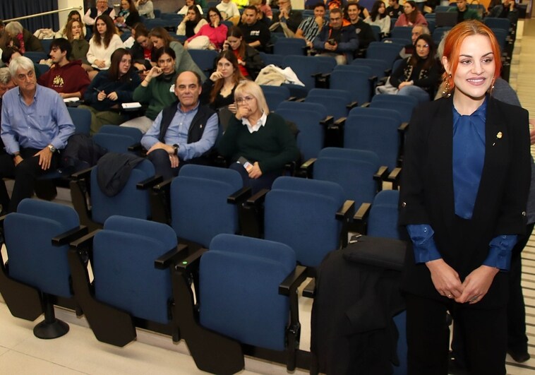 La astronauta Sara García, en la Facultad de Ciencias Biológicas y Ambientales de León