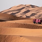 El 'elefante rosa', el primer camión de un equipo canario en el Dakar, cruza el desierto contra el cáncer