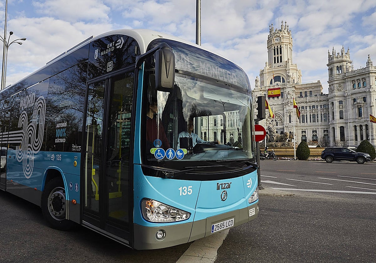 Una autobús de la Empresa Municipal de Transportes (EMT) de Madrid, en la plaza de Cibeles