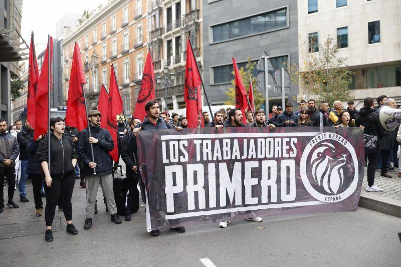 Simpatizantes del partido político de ideología republicana y federal Frente Obrero (España) se manifiestan contra la investidura este jueves