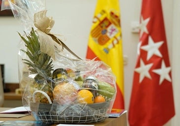 El equipo de Ayuso asegura que están llegando a Sol cestas con frutas de ciudadanos anónimos