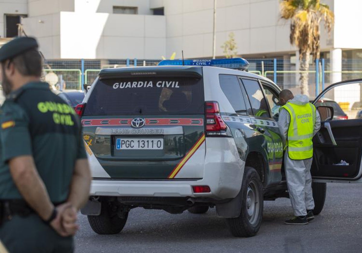 Efectivos de la Guardia Civil de Alicante durante una intervención.