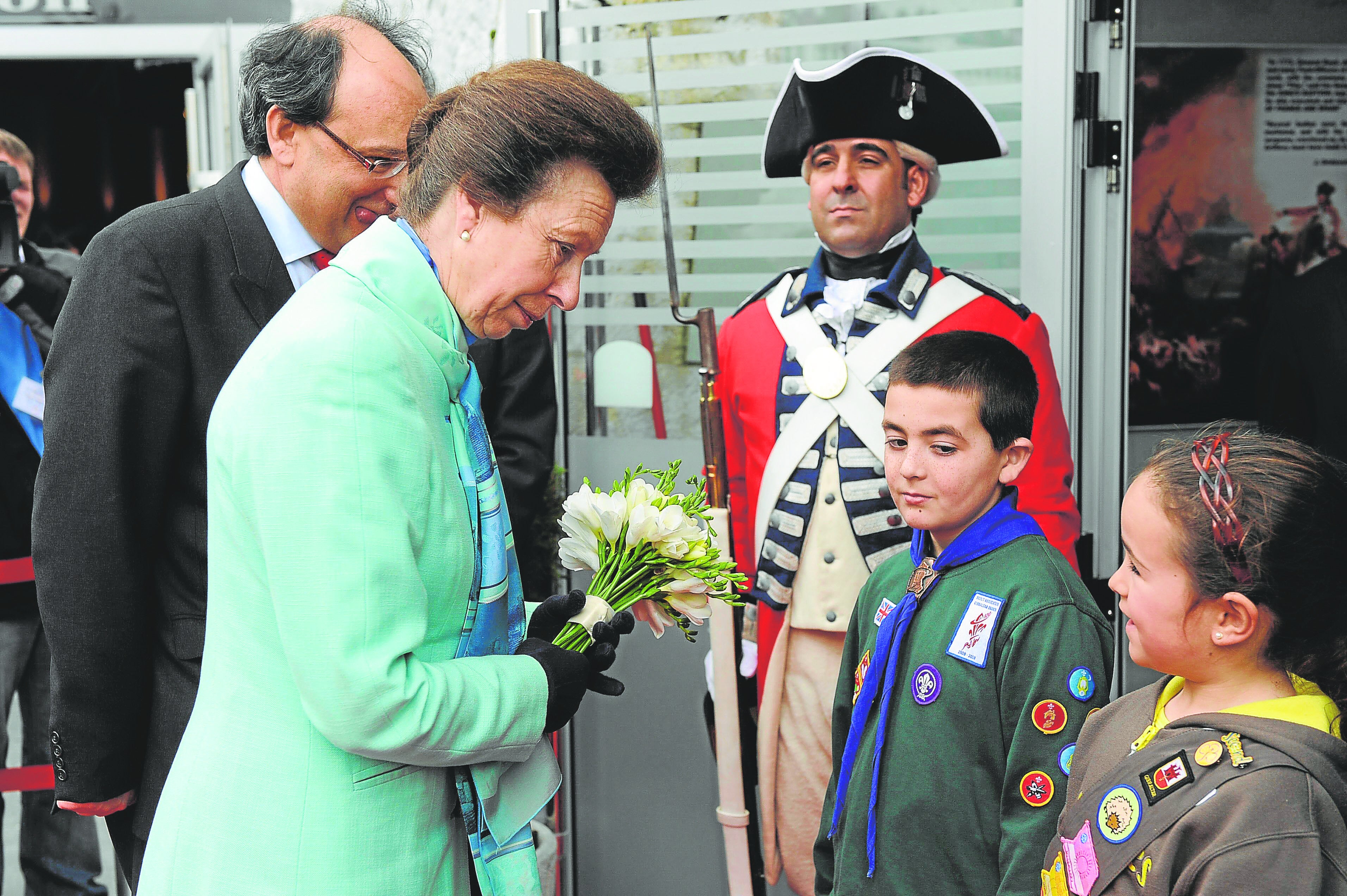 La princesa Ana junto a Peter Caruana, en Gibraltar, en el año 2009