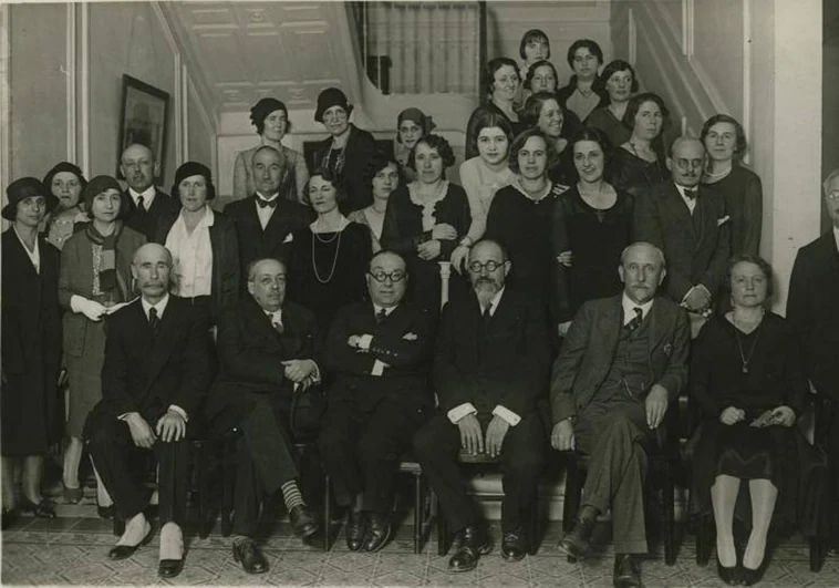 Reunión de autoridades en la Residencia de Señoritas, en 1930