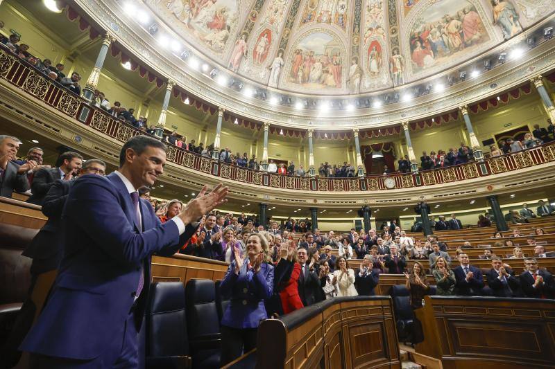 Aplausos al secretario general del PSOE, Pedro Sánchez, tras ser reeligedo como presidente del Gobierno por mayoría absoluta