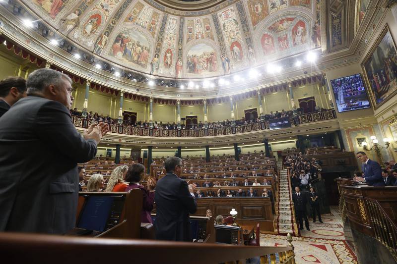 Aplausos al presidente del Gobierno en funciones Pedro Sánchez tras el dicurso que ha cerrado la investidura