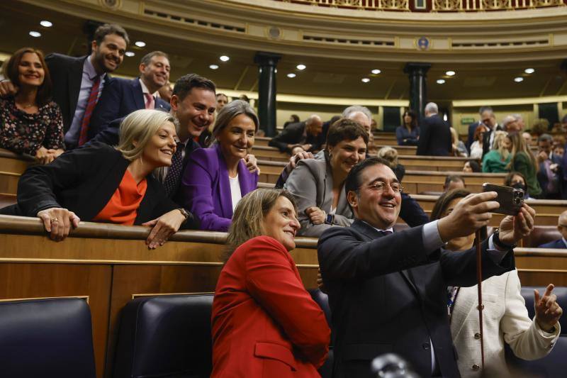 El ministro de Exteriores en funciones, José Manuel Albares (d), se toma una foto con la vicepresidenta tercera en funciones Teresa Ribera (c), y varios diputados socialistas