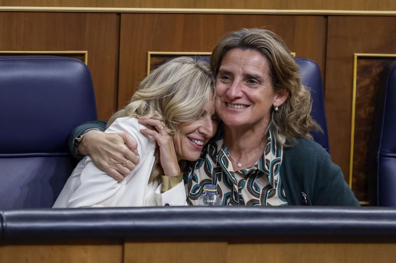 Complicidad entre la vicepresidenta segunda y ministra de Trabajo en funciones, Yolanda Díaz (i), y la vicepresidenta tercera y ministra para la Transición Ecológica y el Reto Demográfico en funciones, Teresa Ribera (d)
