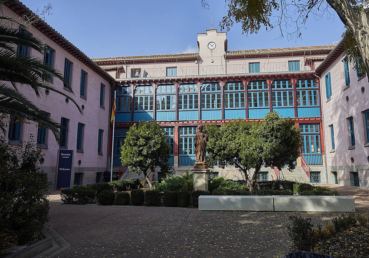 Exterior del colegio Brewster, en el distrito de Chamberí