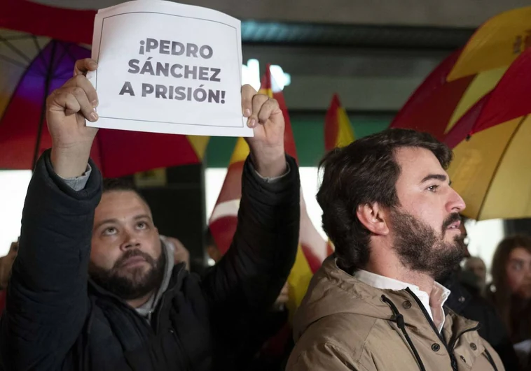 El vicepresidente de la Junta, Juan García Gallardo en la concentración en la sede del Psoe en Valladolid