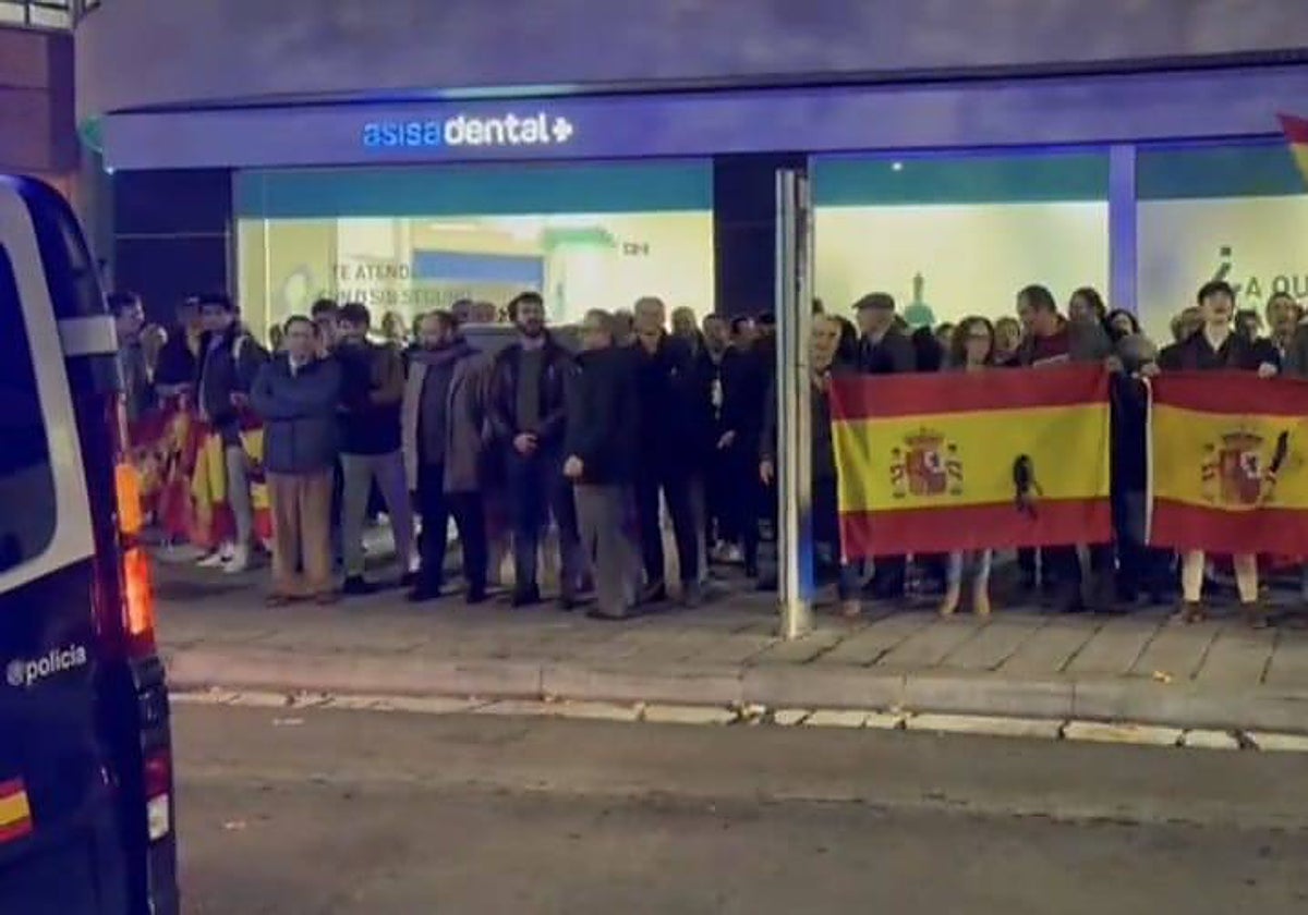 El Colegio de Periodistas rechaza la intimidación a una periodista en una concentración a las puertas de la sede del PSOE de Valladolid