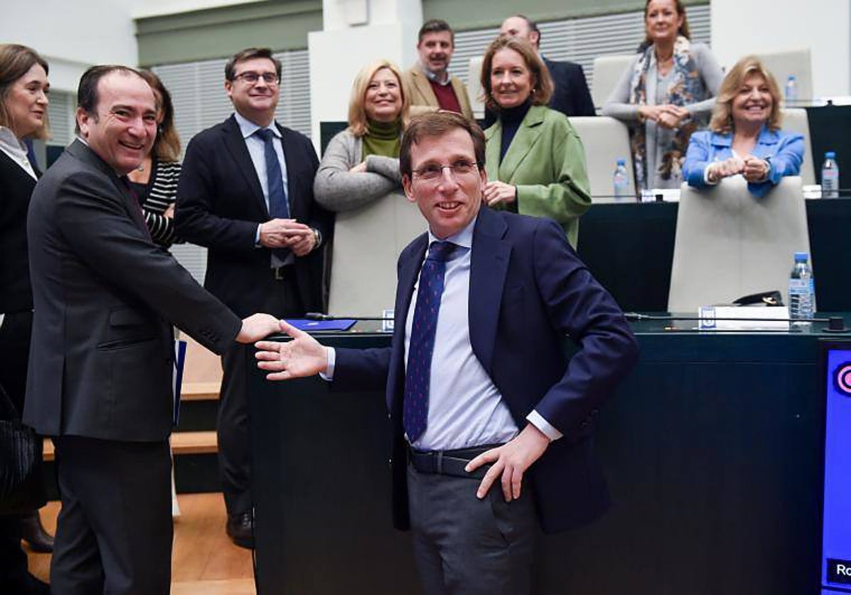 El alcalde de Madrid, José Luis Martínez-Almeida, con sus concejales y gobierno municipal en el Pleno del Ayuntamiento