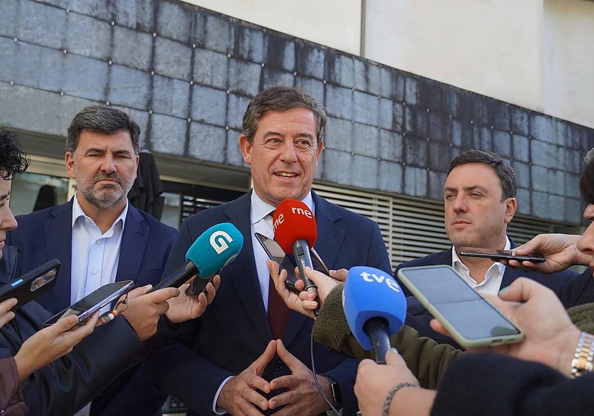 El candidato socialista ante los medios después de la reunión de la Mesa