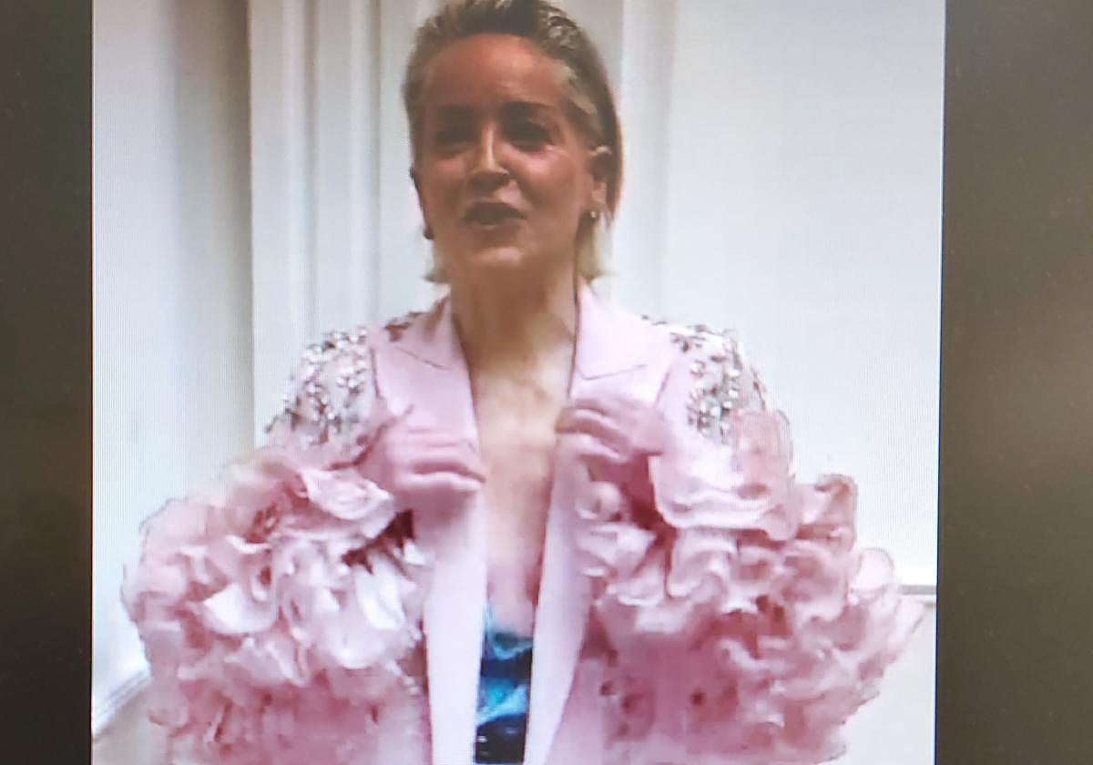 Captura del vídeo de Sharon Stone con un abrigo de diseño cordobés