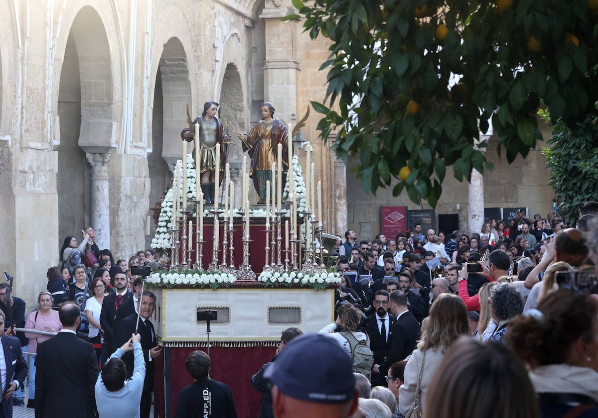 San Acisclo y Santa Victoria, al comienzo de la peregrinación, en el Patio de los Naranjos, el viernes