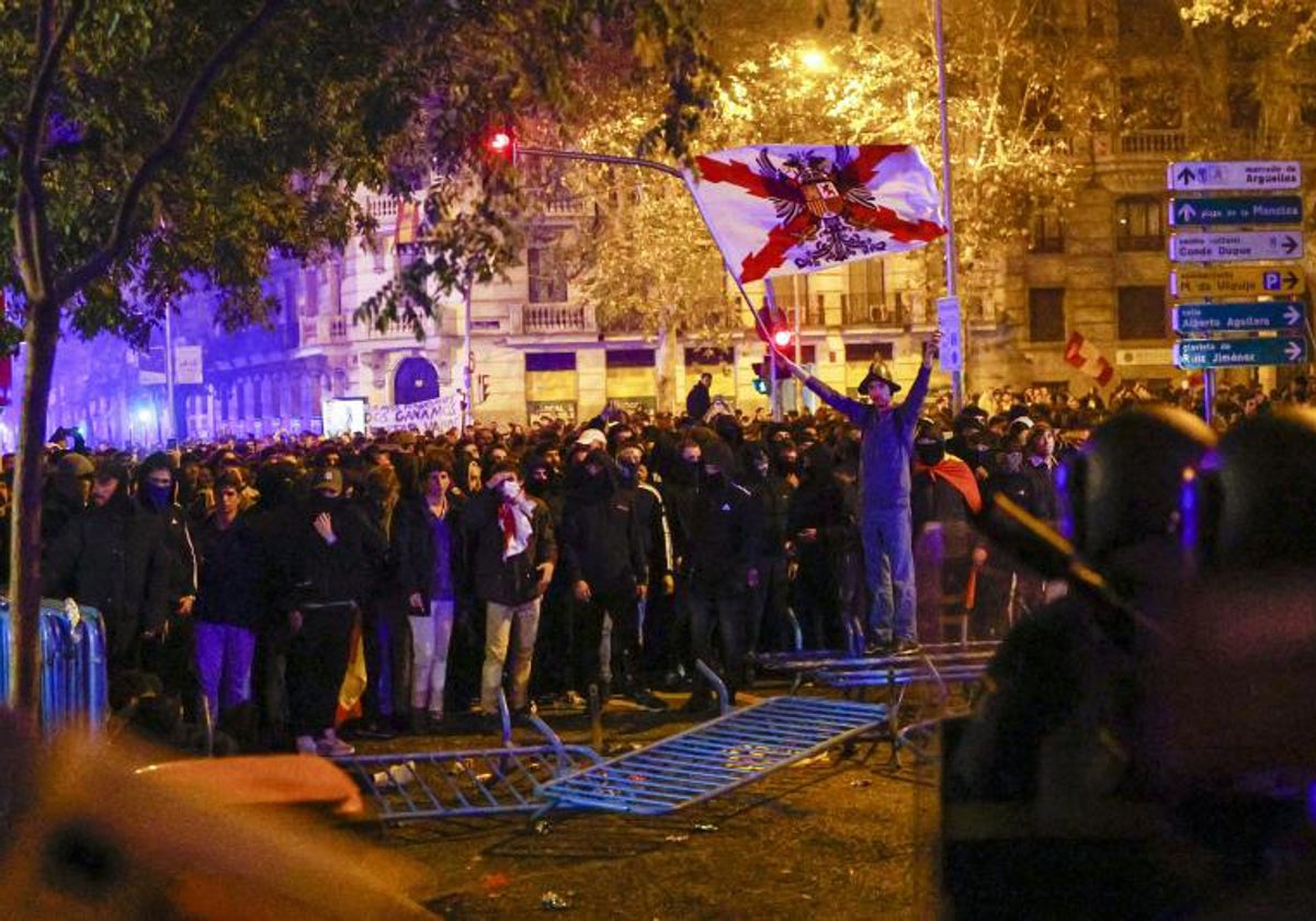 Decenas de encapuchados este jueves en la decimocuarta noche de protestas en la sede del PSOE en Ferraz
