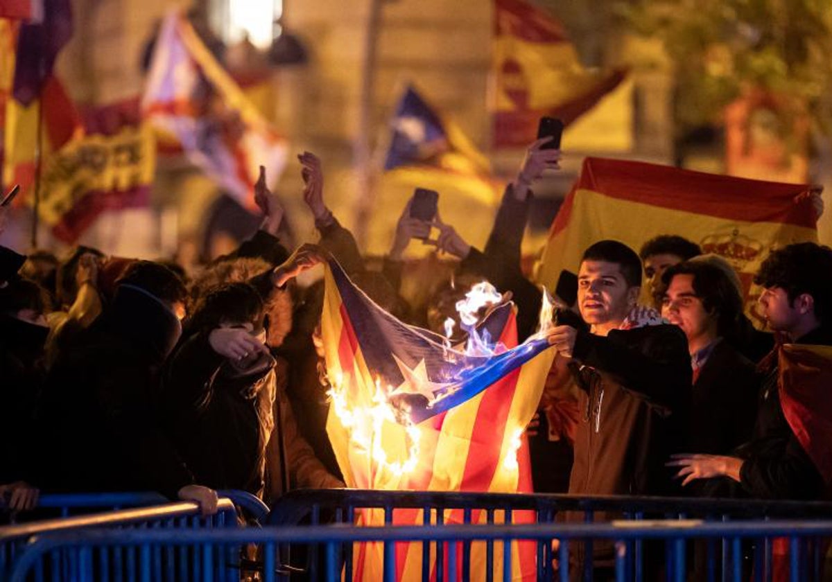 Quema de una estelada anoche en la calle de Ferraz