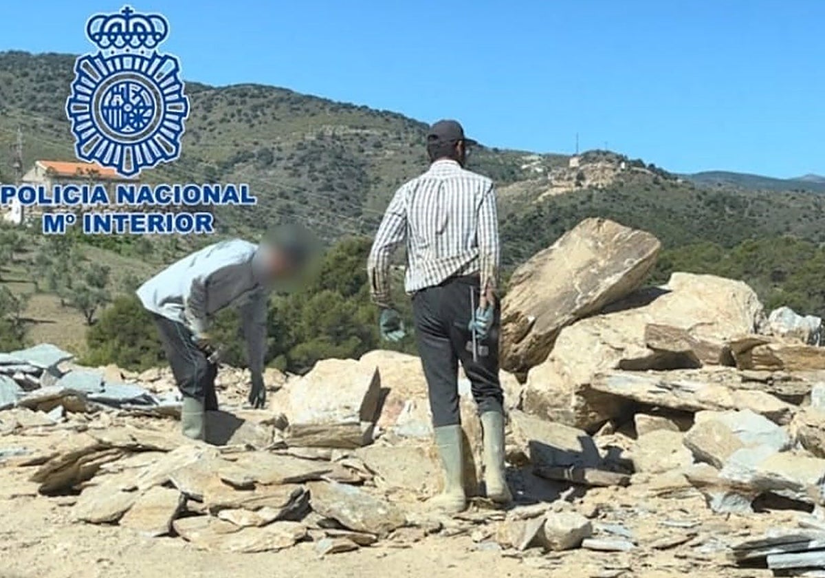 Imagen de dos de los trabajadores de dicha explotación