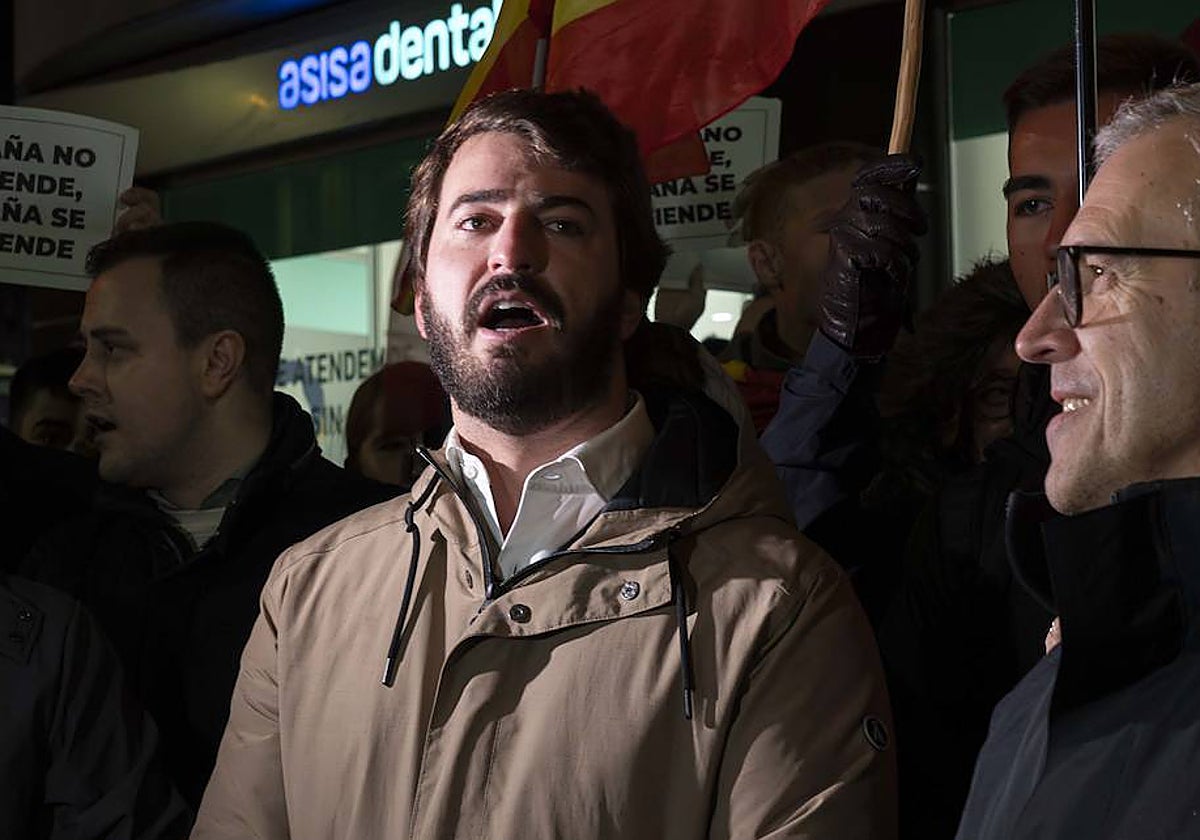 El vicepresidente de la Junta, Juan García Gallardo y el consejero de Industria, Comercio y Empleo Mariano Veganzones, en la concentración en la sede del Psoe de Valladolid