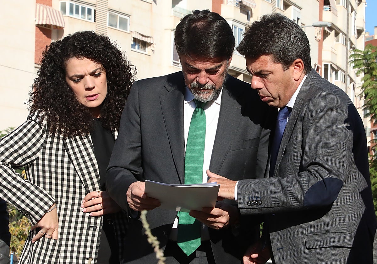 Carlos Mazón junto al alcalde de Alicante, en la visita a los terrenos donde se va a construir el nuevo centro de salud.