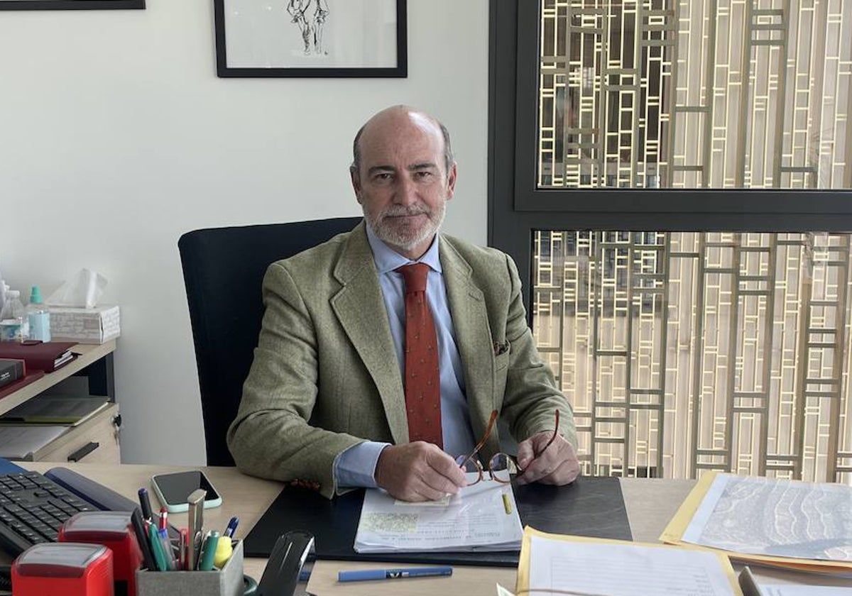 El delegado de la Asociación de Fiscales Juan Antonio Merlos en su despacho de la Ciudad de la Justicia