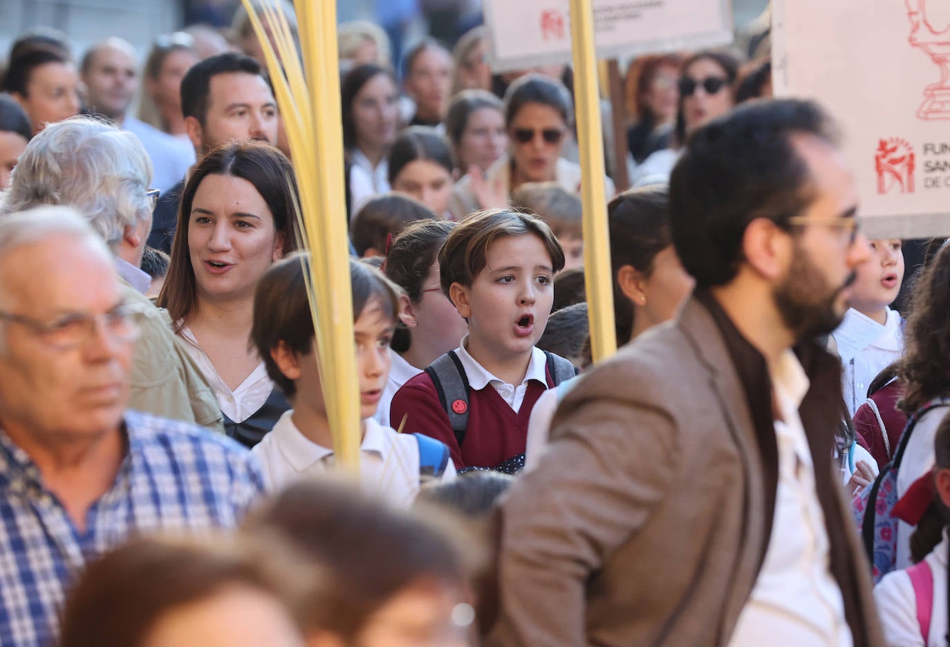 Fotos: la alegre procesión de San Acisclo y Santa Victoria por las calles de Córdoba
