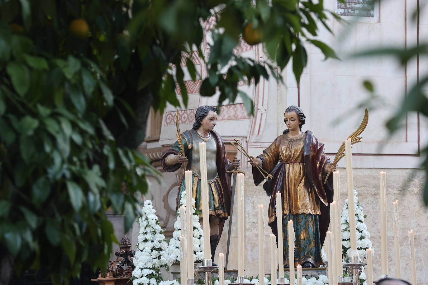 Fotos: la alegre procesión de San Acisclo y Santa Victoria por las calles de Córdoba