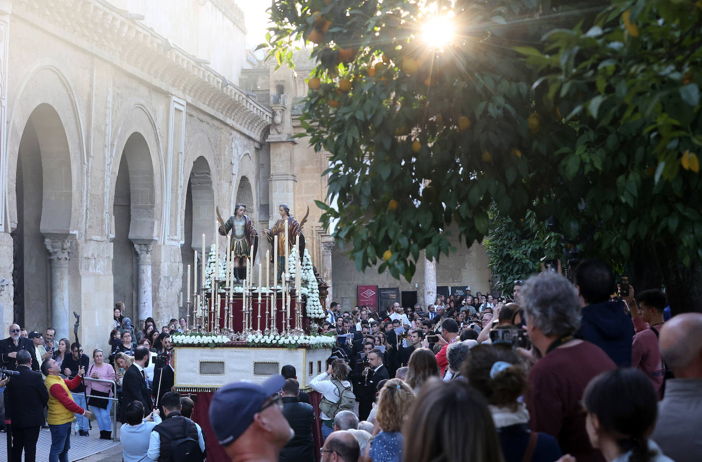 Fotos: la alegre procesión de San Acisclo y Santa Victoria por las calles de Córdoba