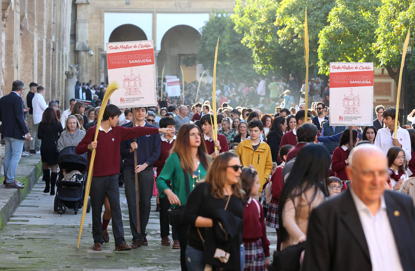 Fotos: la alegre procesión de San Acisclo y Santa Victoria por las calles de Córdoba