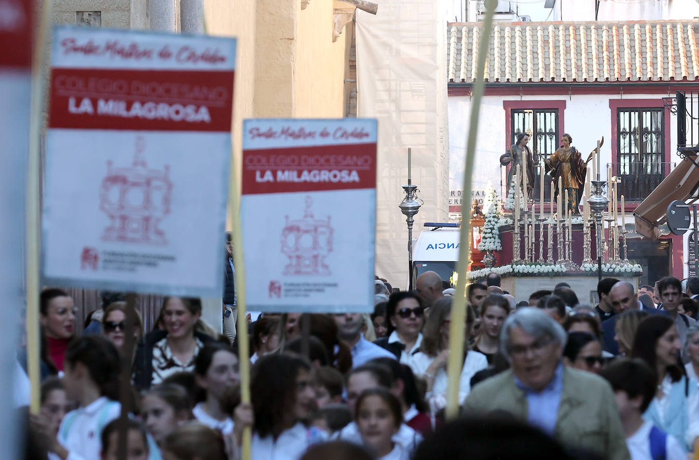 Fotos: la alegre procesión de San Acisclo y Santa Victoria por las calles de Córdoba