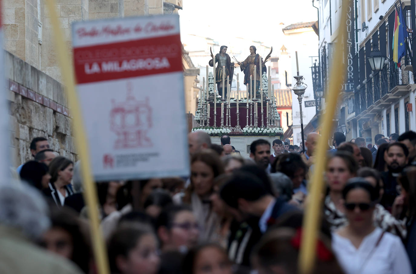 Fotos: la alegre procesión de San Acisclo y Santa Victoria por las calles de Córdoba